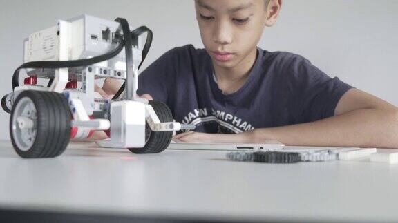 孩子玩自制的机器人STEM