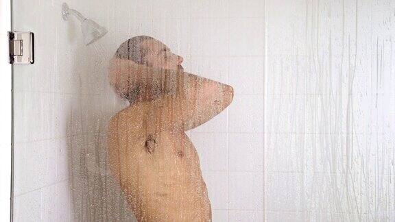 运动的男人洗澡