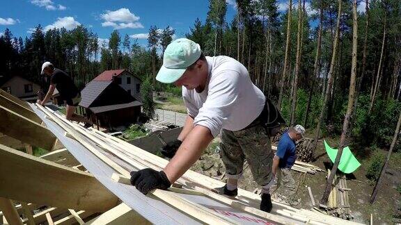 屋顶工人正在把钉子钉进屋顶的木板里