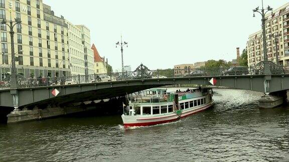 城市景观和施普雷河上的Weidendammer桥WeidendammerBrcke施普雷河上的旅游船只弗里德里希大街柏林德国