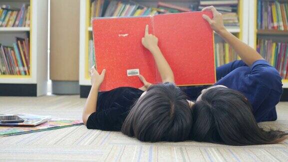 亚洲妇女和女孩在图书馆看书