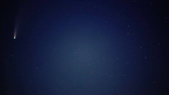 彗星在明亮的星空和流星