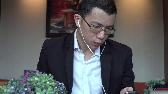 4k:亚洲商人玩智能手机