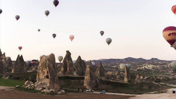 热气球从土耳其卡帕多西亚上空飞过