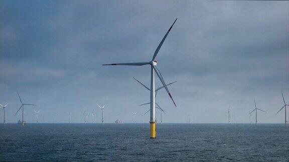史诗般的海上风电场和风力涡轮机在直线旋转工作和生产电能北海波涛汹涌水平方向上的风力涡轮机德国博库姆里夫格兰德风电场