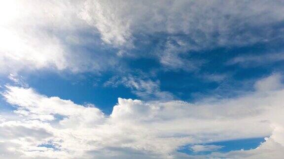 时间流逝的白云与蓝天的背景