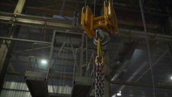 钢缆和吊钩在工厂用吊钩空仓库内部