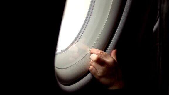 孩子透过飞机窗户看飞机的慢动作视频