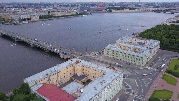 俄罗斯多云日落圣彼得堡城市景观涅瓦河空中全景4k