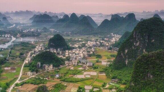 在喀斯特峡谷人们住在农村