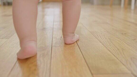 SLOMO婴儿在木地板上行走的脚