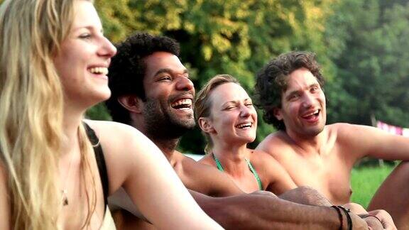四个朋友坐在大自然中开怀大笑