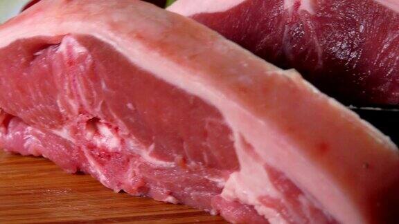 用刀切成大牛排的生肉