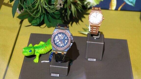 奢侈的瑞士手表在商店柜台与价格标签