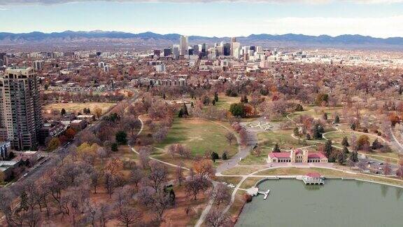 无人机拍摄的城市公园和丹佛市中心CO