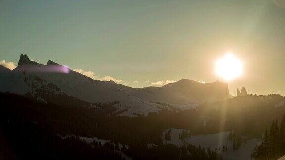 太阳在雪山之上移动