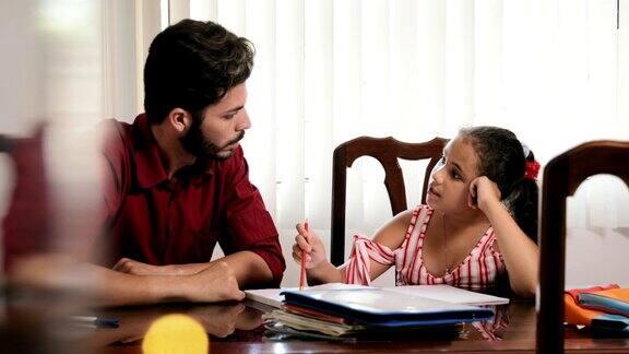 父亲和女儿做家庭作业时的愤怒和沮丧