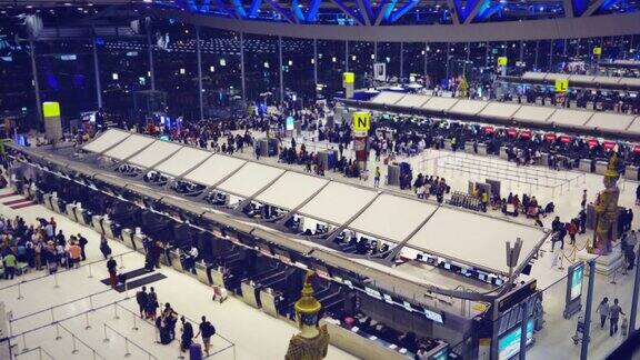 拥挤的旅客在机场