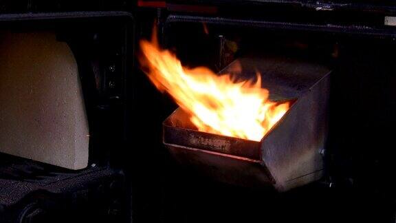 打开现代木屑颗粒炉的燃烧器