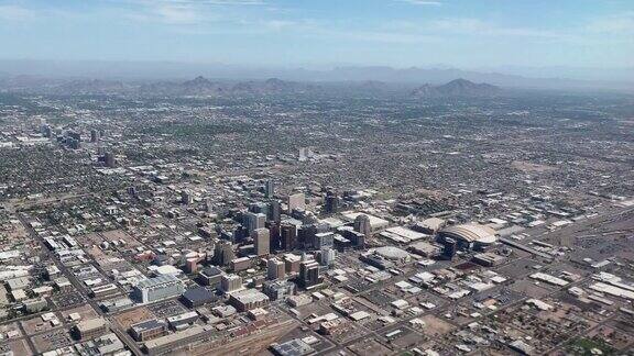 在阳光明媚的一天亚利桑那州凤凰城市区的飞机视角