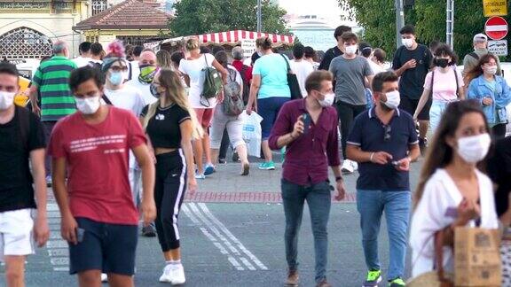 人来人往的步行街人们都戴着口罩慢镜头