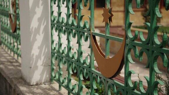 铁金属绿色装饰栅栏在街道上城市大门装饰施工
