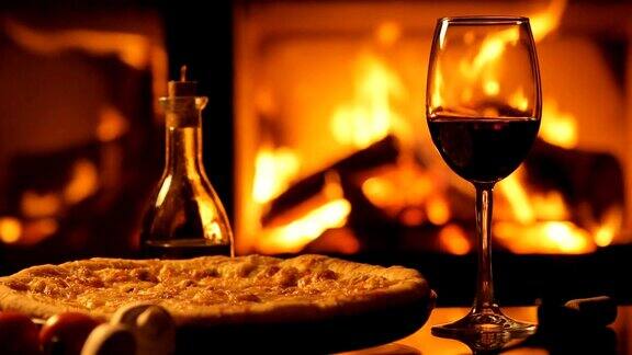 披萨和一个红酒酒杯放在壁炉的背景上