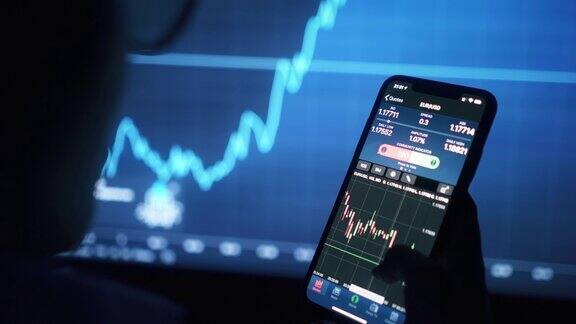商业女性交易股票市场智能手机与股票市场金融屏幕在背景