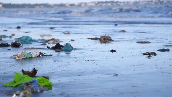 塑料垃圾和沙滩上的垃圾