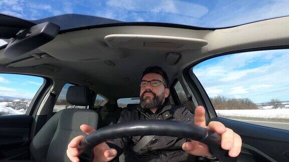 男性在假期的公路旅行司机开车的4k视频