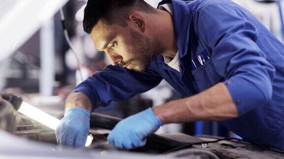 汽车修理工用扳手在汽车修理厂工作