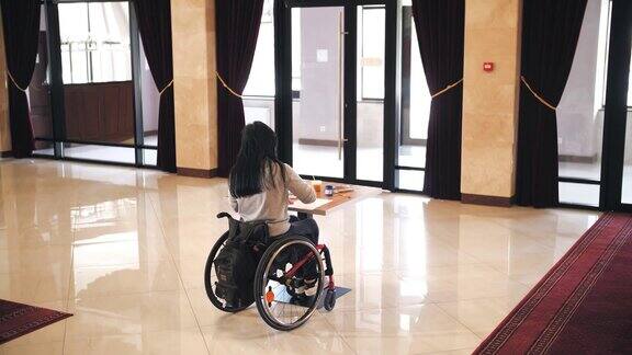 轮椅残疾残疾的年轻女子独自坐在轮椅旁画画有残疾的人教育、关系与人文观念