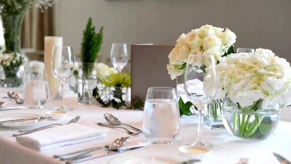 豪华婚礼的餐桌布置桌上摆放着美丽的鲜花