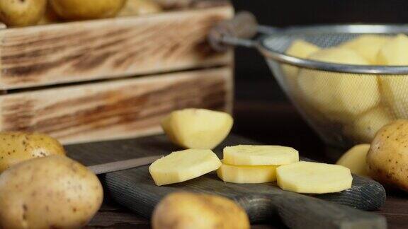 切好的新鲜土豆放在切菜板上慢慢旋转