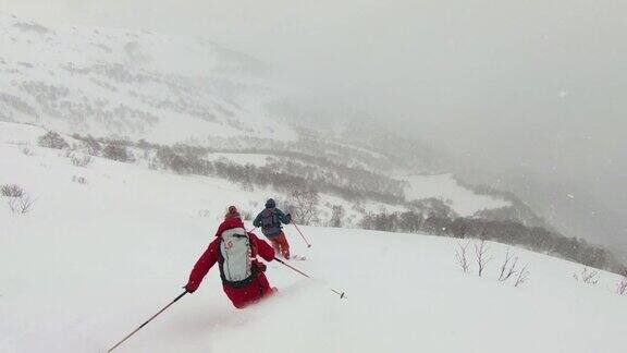 滑雪者在厚厚的雪粉中下山