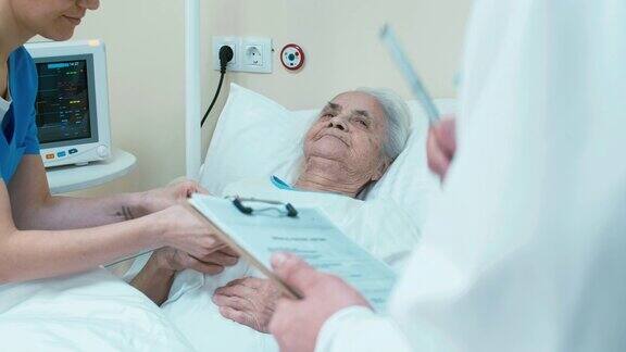 老妇人躺在病床上医生和护士在她身边