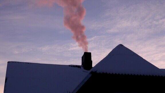 粉红色的烟从房子的烟囱里冒出来