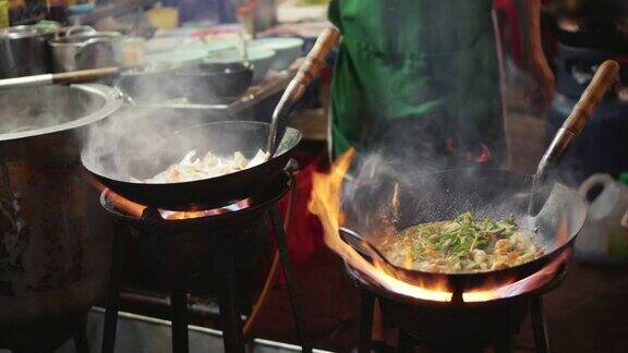 厨师用火锅手工烹饪街头小吃