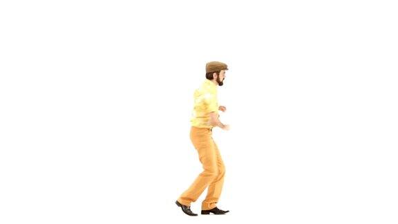 70岁的大胡子男子戴着帽子穿着黄色花橙复古衬衫在103bpm的音乐轨道上跳舞白色隔离高清视频片段