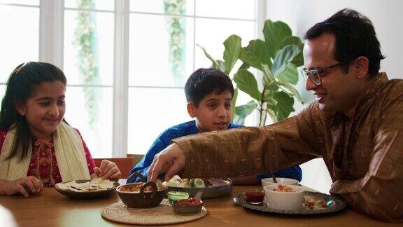 印度家庭在家吃饭
