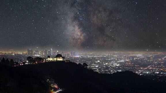 洛杉矶格里菲斯天文台上空的夜空银河系