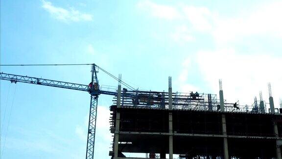 延时塔吊在建筑工地上移动