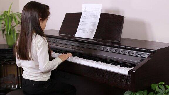 正在练习钢琴的小女孩