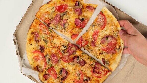 奶酪番茄香肠和蘑菇切成块放在白色纸盒里烤圆披萨
