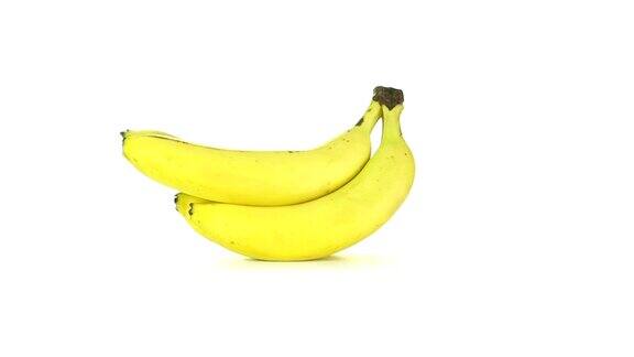 在白色背景上旋转香蕉