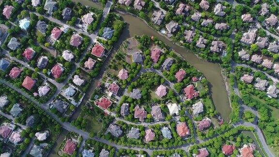 独立复式住宅的实时鸟瞰图