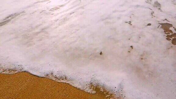 海浪卷起白色沙滩的特写镜头