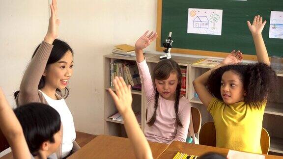 亚洲学校老师与学生举手