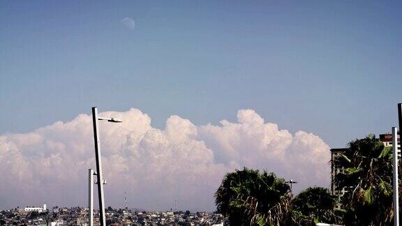积雨云和蒂华纳的月亮