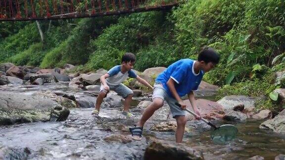 男孩们在小溪里钓鱼